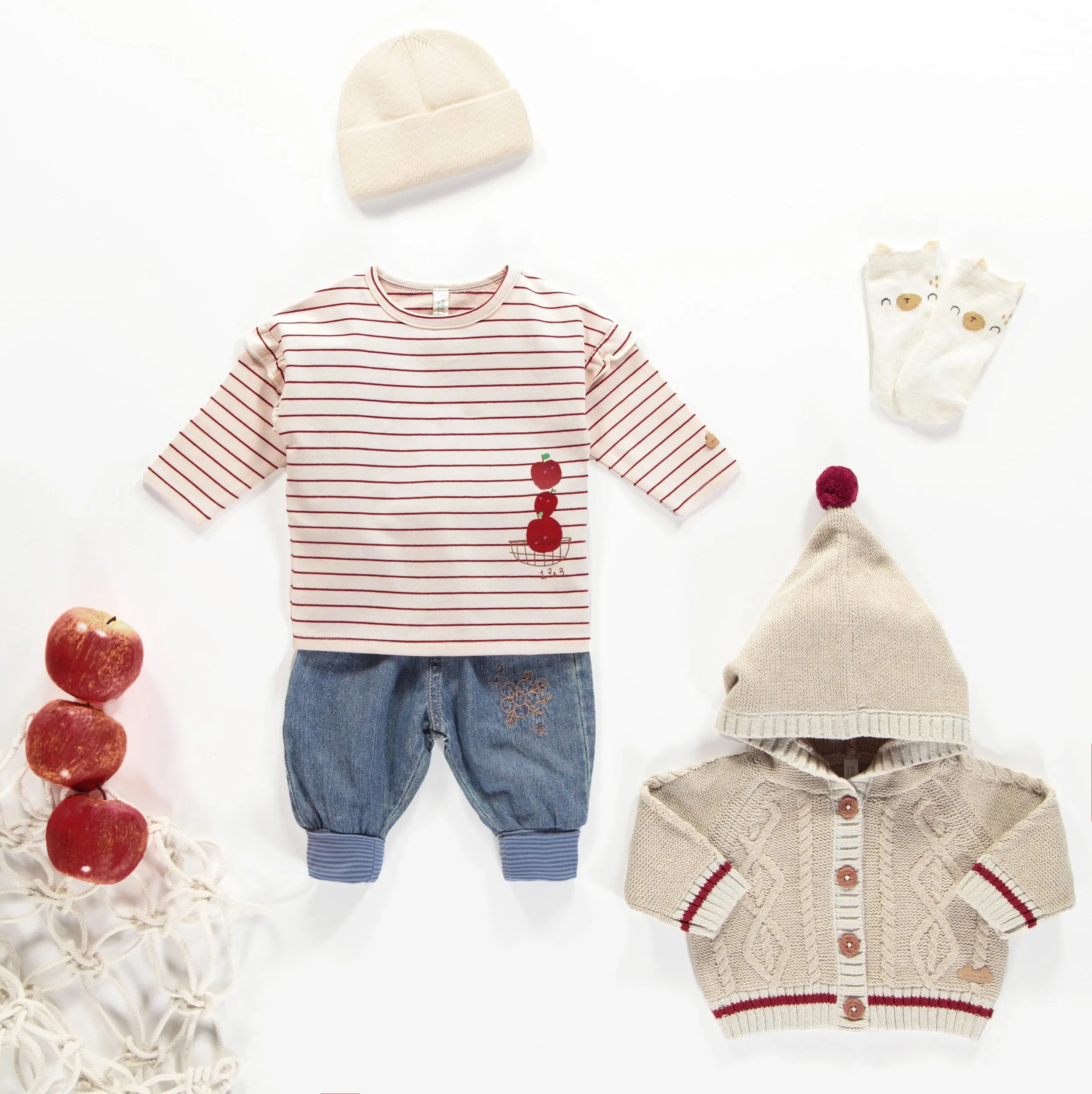 Cardigan en tricot beige avec motifs tressés avec capuchon, naissance || Beige knit cardigan with braided pattern and hood, newborn